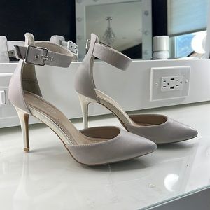 Lilac closed toed heels